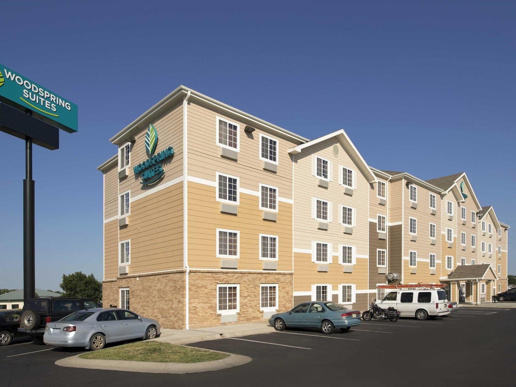Woodspring Suites Lincoln Northeast I-80 エクステリア 写真