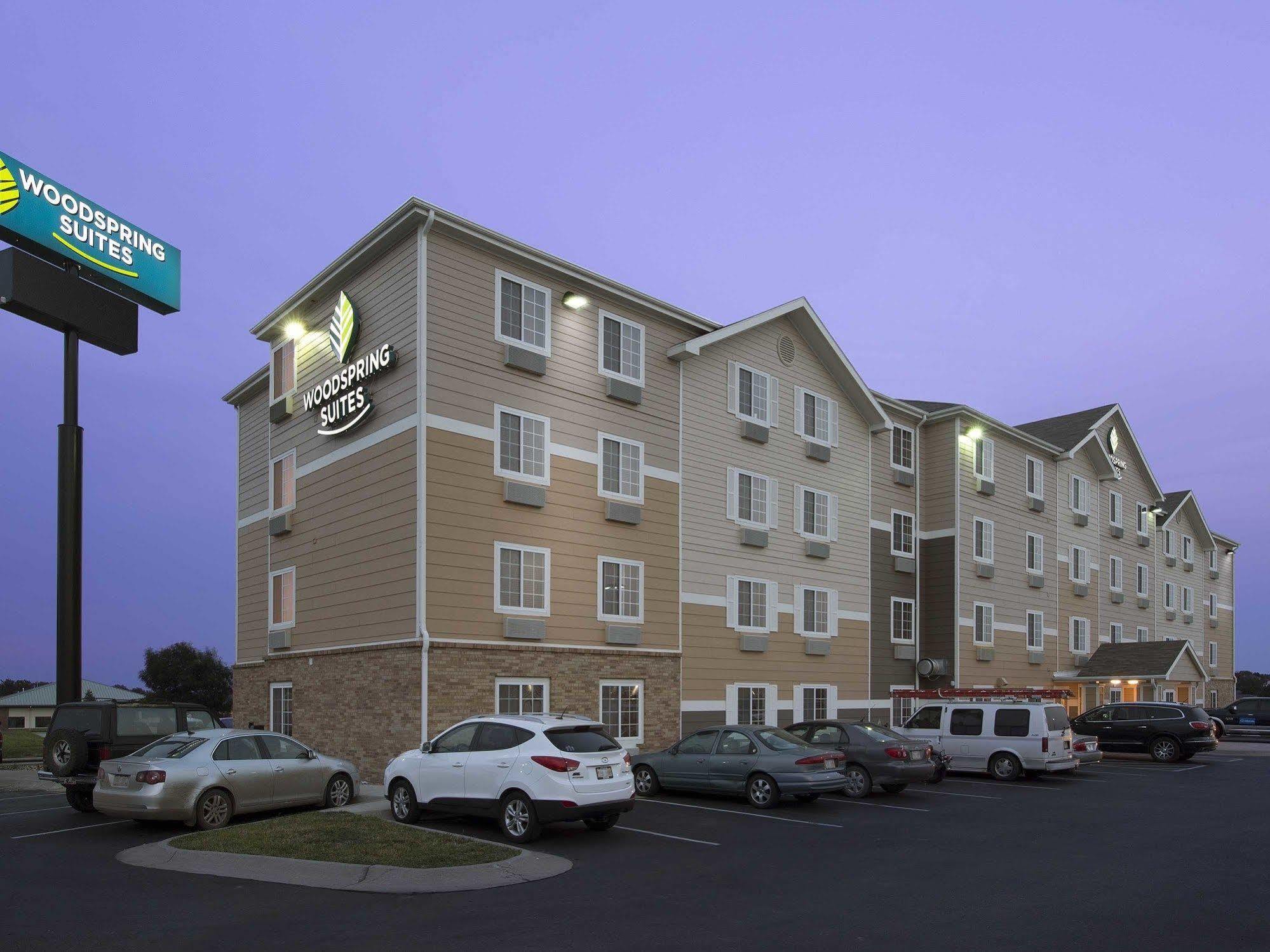 Woodspring Suites Lincoln Northeast I-80 エクステリア 写真